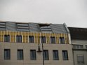 800 kg Fensterrahmen drohte auf Strasse zu rutschen Koeln Friesenplatz P08